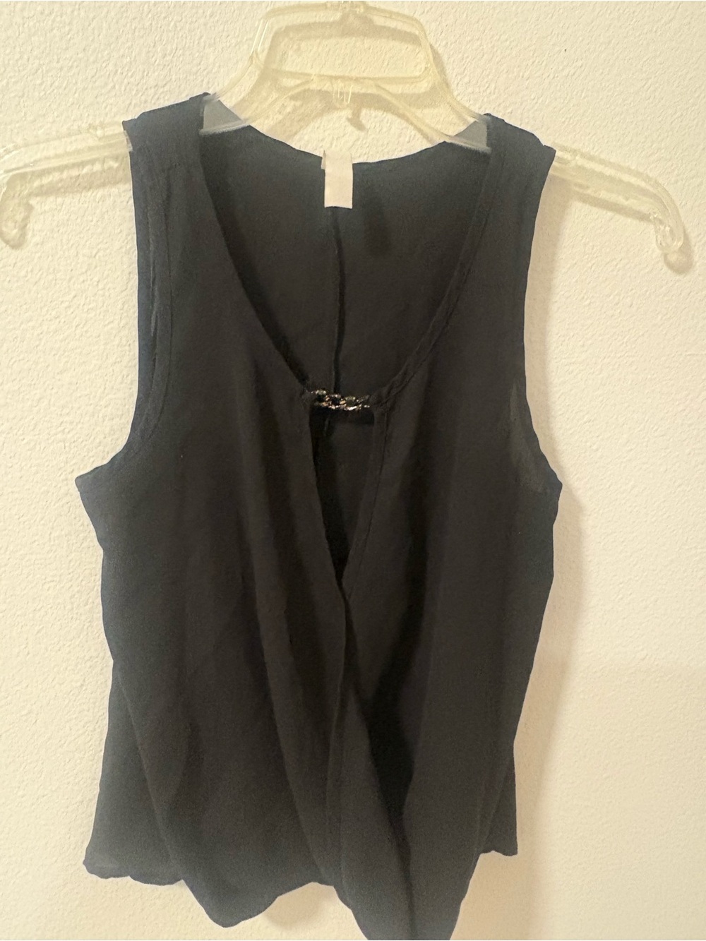 Elegant Black Sleeveless V-Neck Camisole with Front Twist Detail
